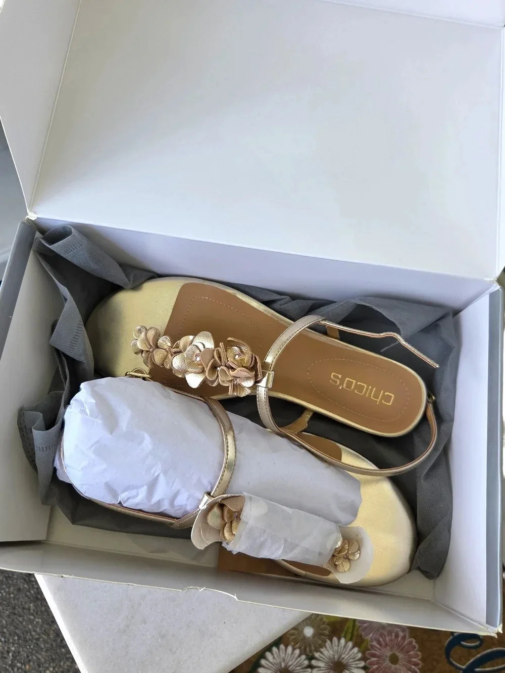 NIB Chicos Sioux Flower T Strap Metallic Gold Sandals Size 8 M MSRP $130